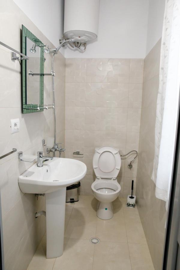 Logli Apartments Gjirokaster Bagian luar foto